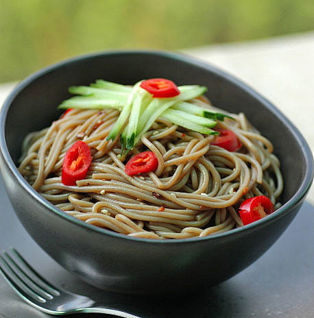 凉拌荞麦面的做法如下: 功效:减肥瘦身 .