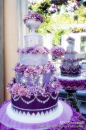 紫色是一个神秘的富贵的色彩，与幸运和财富、贵族和华贵相关联。很适合大型且华丽的婚礼蛋糕。紫色大朵铁线莲有一种低调的妖艳，极为抢眼。藤蔓花纹曲线与珠光色糕体都在颜色上努力平和这种妖艳，并能营造出奢华感。