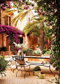 西班牙，马略卡岛的小庭院，好想坐在这里休息一下~