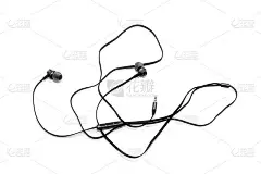 黑白背景的有线耳机。从上面的观点