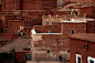 【蓝色的女孩与门窗】为了暂时逃离摩洛哥马拉喀什（Marrakech）的紧绷生活，我在这天晚上来到安圭尔兹（Anguelz）。从高处眺望这座只有200位居民的红土色小村庄，感觉非常放松。突然，有位身穿蓝袍的女孩出现在屋顶上，我就拍了下来。 Photograph by Costa Corbas   我喜欢看「国家地理每日精选」 http://dili.bdatu.com/down/ 