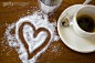桌子,饮食,户外,杯,画画_sb10068432c-001_Heart shape drawn in spilt sugar on table_创意图片_Getty Images China