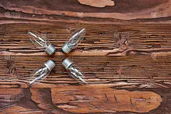 老木板上灯泡的概念背景