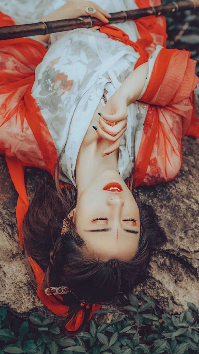 瘦后因他瘦，
愁后为他愁。
早知伊家不应...