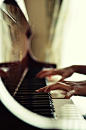 第一个喜欢的女孩子，就是弹钢琴的 ，对于舞动在琴键上的手，莫名的一种迷恋
