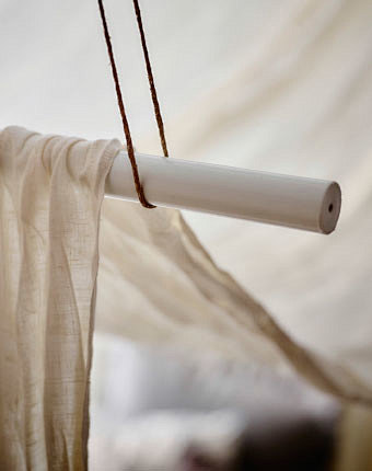 把你选的布料挂在两根杆子上，打造简易卧室...