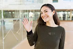 友好快乐的拉丁女人向你问好