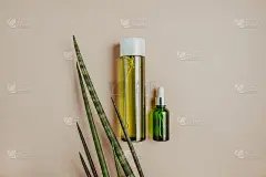 天然化妆品，护发护肤精华液。有机、天然化妆品的概念。平铺，极简主义，粉彩