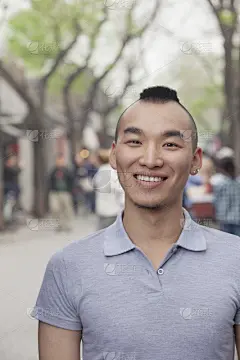 莫西干头,注视镜头,青年男人,发型屋,垂直画幅,正面视角,黑发,微笑,享乐