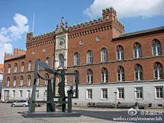 丹麦【欧登塞 http://t.cn/amN9Vj】名字是“奥丁的神殿”之意，奥丁是北欧神话中的大神（最高神）。丹麦最古老的城市之一，也是安徒生的诞生地。距哥本哈根75分钟车程，可当天往返。