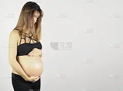 美丽的孕妇展示她的好身材