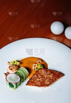 鲈鱼和扇贝牛排现代美食，烤鲈鱼和扇贝奶油酱白色盘子，俯视图