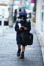与中国不同，日本的小学生都是自己坐车或走... 来自TOTEMA新国际主义校服 - 微博
