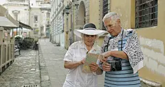 高二男女游客在市中心。在乌克兰利沃夫旅行。