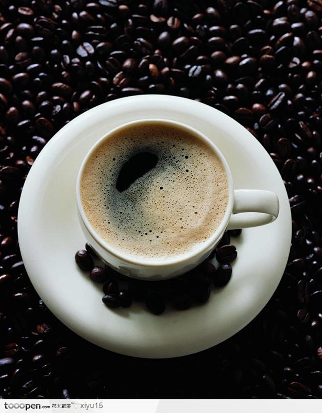 咖啡豆上的咖啡高清摄影桌面壁纸图片素材