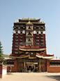 【米拉日巴九层佛阁】
甘南的最后一站了
也是藏传佛教的一个标志性建筑，是这里最高的建筑,Maggie无脸怪