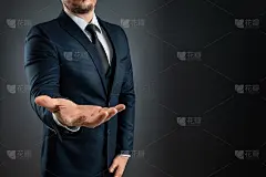 灰色背景下，西装男手掌心朝上。概念请求，破产，特写。