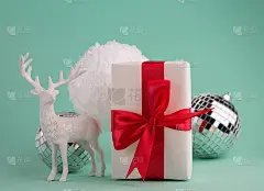 圣诞快乐和新年贺卡框架，横幅与礼品盒与红色蝴蝶结，节日装饰，雪球，和鹿雕像在绿松石背景。
