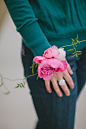 婚礼花艺灵感之鲜花打造的新娘手腕花 : 新娘手腕花一般由一两朵主花和辅材构成，主花材一般同婚礼的主要花材一致。婚礼上鲜花打造的手腕花，为新娘带来细节、增添色彩。