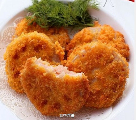 【虾肉藕夹】
1.准备一些葱姜水，将虾仁...