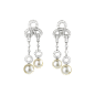 AGRAFE耳環<br/>18K白色黃金，養殖珍珠，鑽石<br/>編號: N8049700<br/>此珠寶系列的中心圖案取材於高級訂製時裝，靈感源自巴黎女性束身胸衣的搭扣，Agrafe系列盡顯優雅與精緻。<br/>18K白色黃金雙吊墜耳環，122枚鑽石，2顆較大白色南海養殖珍珠（直徑11毫米至12毫米）及2顆較小白色南海養殖珍珠（直徑10毫米至11毫米）。