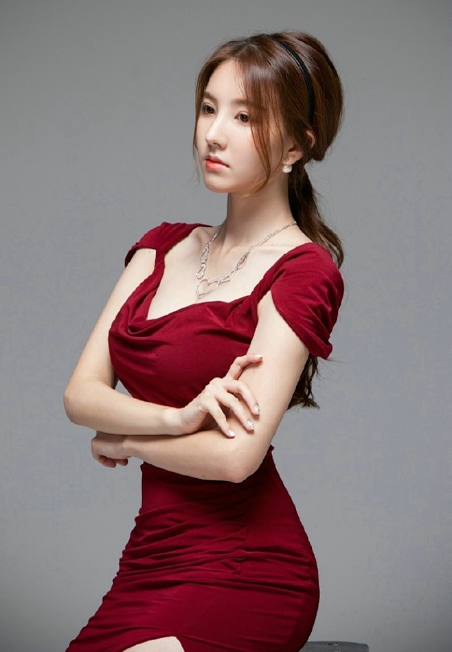 大胸美女性感酥胸外露私房写真图