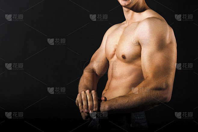 强壮的手臂和肌肉发达的男性躯干的年轻人
