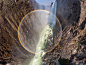 赞比亚，壮美的维多利亚瀑布由环形彩虹环绕。维多利亚瀑布位于非洲赞比亚和津巴布韦接壤的地方，是非洲最大的瀑布，也是世界上最大和最美丽的瀑布之一。