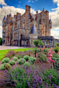 Blarney House in Blarney Castle Garden, County Cork, Ireland。爱尔兰布拉尼城堡，位于科克附近的布拉尼小镇。该城堡建于1446年，是爱尔兰历史最悠久的城堡之一，也是最牢固的堡垒之一。修建于1874年的布拉尼屋（Blarney House）是一座苏格兰男爵样式的官邸，也是城堡中值得一游的好去处。相传中世纪十字军东征时，一位骑士从耶路撒冷带回了一块沾有耶稣血的圣石，并将它放置于这座城堡中，就是现在在布拉尼城堡中的“Blarney Stone”。从布拉尼