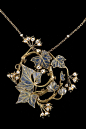 新艺术运动的一代宗师法国艺术家René Lalique(1860-1945）设计的首饰。Lalique重新诠释了现代珠宝的含义。新艺术时期这种崇尚自然热烈而旺盛活力的风格体现在首饰设计上时，那些蜿蜒流动的线条，鲜活华美的纹彩使得珠玉宝石获得了奇异的生命力。这些设计以优美的自然活力，向工业化进行着最后的宣战。