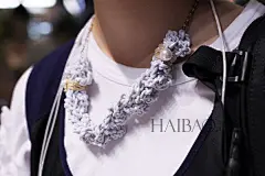 【图】炎热夏日里的“提神良药”！海报时尚网日本街拍之古着聚集地原宿篇240期：简装花样依旧足，混搭也要够清凉