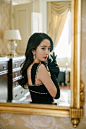 组图：杨幂妩媚卷发搭黑色复古长裙显优雅 一个回眸风情万种 : 1月22日，杨幂参加活动的造型图在微博曝光。