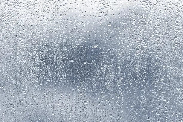 雨点，大雨时玻璃窗上的凝结，水滴落在蓝色的玻璃上图片下载