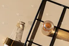 特写带脸部精华液的吸管滴管和黑色金属网格