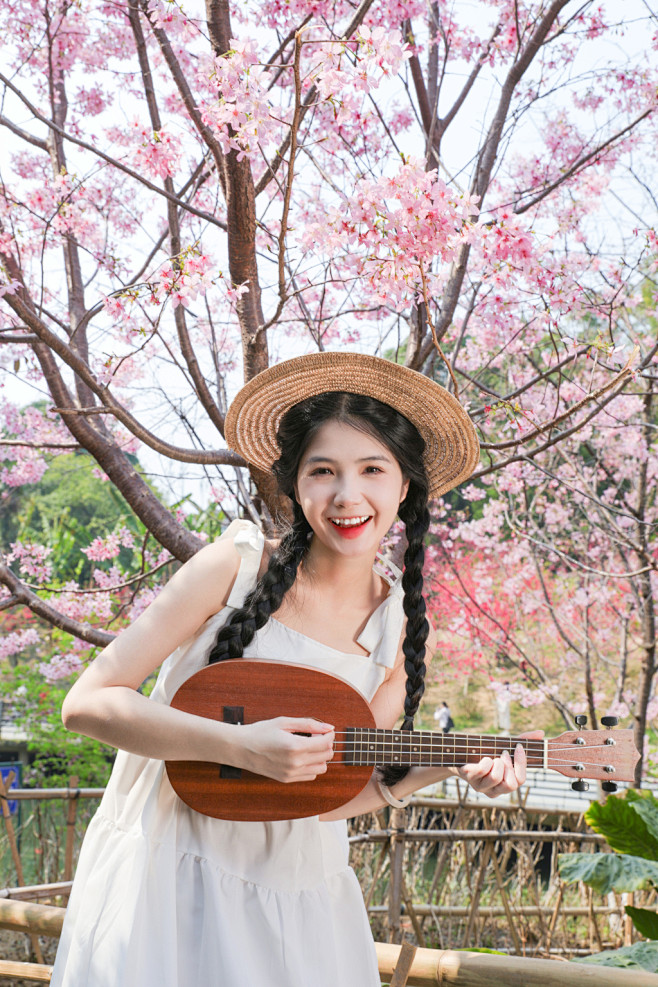 夏日樱花中的白连衣裙少女人物摄影图片-众...