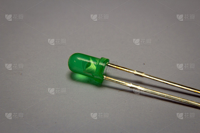 绿色发光二极管(LED)的特写照片