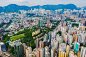 空中俯瞰香港市中心，中华人民共和国。亚洲智慧城市的金融区和商业中心。摩天大楼和高耸的现代建筑在中午。