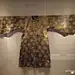 【苏州丝绸博物馆藏明代服饰】

图一二三，黑龙江双城出土黄地万字菱格八宝纹花缎男常服
图四，苏州范帷一墓出土黄地四合如意云纹花卉缎曳撒
图五六，苏州郭巷通桥村明墓出土深褐色四合云纹缎双凤盘金绣补右衽圈领单袍
@汉服文献咨询    @说给大明服饰 ​​​​