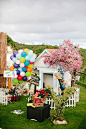 宾区精致的小房子，五彩缤纷的气球，还有粉色的树，清楚明白的阐述了婚礼的主题。白色的栅栏、缤纷亮丽的鲜花，更是让迎宾区内容丰满的同时又营造了小屋的温馨感，指路牌放置期间，十分自然应景。