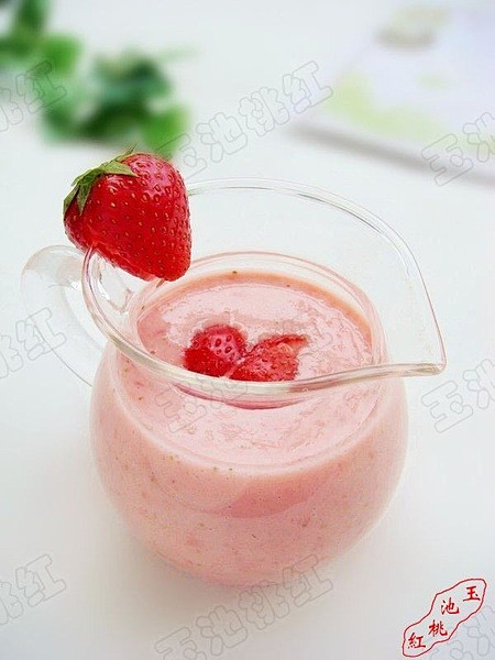 草莓酸奶 食材：200g酸奶、5个草莓、...