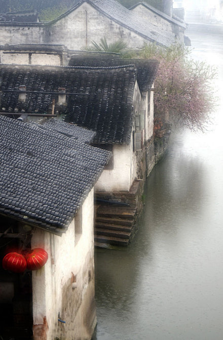 烟雨江南，撑一把油纸伞，你在桥上看风景，...