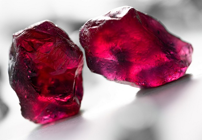 这2颗红宝石拥有令人惊叹的尺寸，颜色鲜艳...