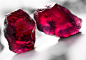 这2颗红宝石拥有令人惊叹的尺寸，颜色鲜艳且明亮，并且拥有出色的净度。它们分别于2021年11月和2022年2月开采自莫桑比克 Montepuez 矿区的 Mugloto 冲积矿床，这一区域此前还曾发现2颗总重45ct的红宝石原石「Eyes of the Dragon」。