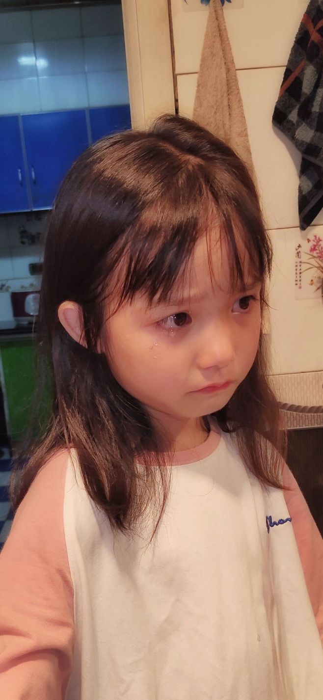 我女儿在三周岁的时候，因为被妈妈骂了一顿，就自己偷偷把玩具（依古比古？）装包里，提着自己的小皮鞋，说要回外婆家去了。就是这样子哭的。