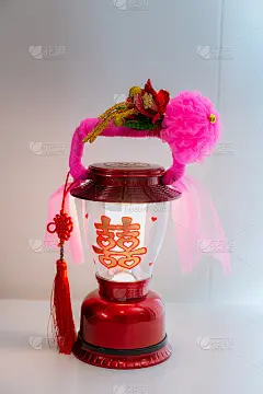 中国婚礼上的灯。中国婚礼上的灯笼。传统的婚礼象征。照片中的中文文字发音为“双喜”，翻译为“幸福”，幸