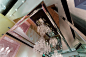 
为了迎接250周年华诞，法国顶级奢侈水晶品牌Baccarat打算将品牌形象进一步升华，通过独特的体验式展厅，让中国消费者接触到更纯正的法式生活氛围。为此，Baccarat找到了来自法国扎根中国的天才设计师Thomas DARIEL，为其重新定义和设计概念展厅。

Baccarat上海展厅选址洛克外滩源，坐落于一栋红砖历史建筑的底层，周边浓厚的海派文化背景与品牌的悠久历史相得益彰。考虑到建筑特色，Thomas和他的团队摒弃了传统商业空间的设计模式，利用文化积淀带来的天然韵味，将展厅打造成了一间优雅高贵的巴