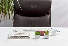 白色桌子，文具，无线键盘，鼠标，一个领导的工作场所