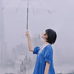 #美照盒子#
Rainy Blue

摄影：@关木Jerome
出镜：@Haruka月岛雯 ​​​​