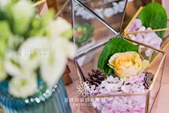 陪伴【accompany】 By @珠海夏沫高端婚礼定制 :  新郞是一位爱笑的男生
喜欢棉花，软软的、轻轻的，遐想无限；
新娘是位文静的女生
喜欢水晶、蕾丝、清澈、梦幻、幸福满满；
两人本生活在不同的城市，他们跨越地域
走到了一起......

她喜欢听他唱歌，而他喜欢唱歌给她听，他们都有一个共同点，都是很安静的人，他们最喜欢的相处方式就是静静的坐着，心在一起，感受对方的存在。
他们不善于言语，在一起不像其它情侣一样嘻嘻闹闹的很多，但他们都很满足，也许他们就像树与阳光，静静的坐在那，看着对方不说话，用身