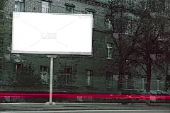 空白广告牌在城市周围的广告，copyspace为你的文本，图像，设计